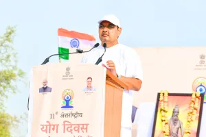 मुख्यमंत्री ने खुड़ी सैंड ड्यून्स पर योगाभ्यास कर दिया स्वस्थ जीवन का संदेश