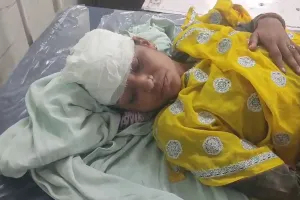 दहेज प्रताड़ना : विवाहिता को चलती गाड़ी से फेंका, गंभीर हालत में अस्पताल में भर्ती 