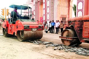 तेज आवाज निकालने वाले वाहन चालकों के खिलाफ कार्रवाई, मॉडिफाई साइलेंसर को बुलडोजर से कुचला 