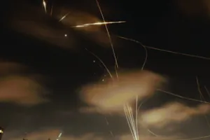 ईरान ने इजरायल पर फिर किए मिसाइल हमले : प्रभावित क्षेत्रों में लोगों को बंकरों में रहने के निर्देश, हवाई क्षेत्र किया बंद 