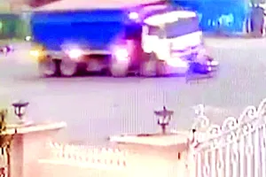 गलत दिशा से आए डम्पर ने बाइक सवार को मारी टक्कर : बाइक को 50 फीट तक घसीटा, चालक बजरी को चौराहे पर खाली कर मौके से फरार 