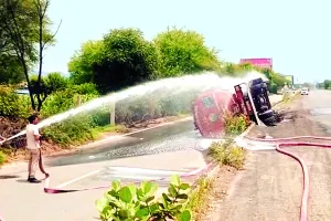 हाईवे पर अनियंत्रित होकर तेजाब से भरा टैंकर पलटा : मौके पर अफरा-तफरी, दोनों ओर लगा जाम