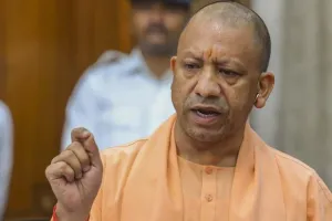 योगी ने लगाया जनता दरबार : जन समस्यायों के निराकरण के दिए निर्देश, कहा- दबंगों और भूमाफियाओं के खिलाफ कतई नरमी नहीं बरती जाएगी