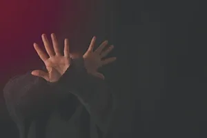 कैब ड्राइवर ने रास्ता बदलकर रोकी कार : 2 अन्य लोगों को कार में बैठाया, महिला पायलट से की छेड़छाड़