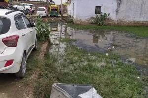 नाले के अभाव में गरीब नवाज कॉलोनी में भर रहा बरसाती पानी, लोगों को आवागमन में हो रही परेशानी