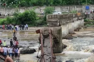 पुणे में इंद्रायणी नदी पर बना पुल गिरा : 5 लगों की मौत, 25 से ज्यादा लोगों के बहने की आशंका