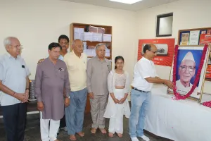 कप्तान दुर्गाप्रसाद चौधरी को अर्पित किए श्रृद्धा सुमन, दैनिक नवज्योति कार्यालय में हुआ पुष्पांजलि कार्यक्रम