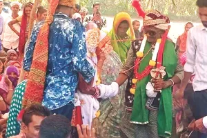 अनूठा बंधन : 70 साल लिव-इन रिलेशनशिप में रहने के बाद बुजुर्ग जोड़े ने रचाई शादी, बेटे-पोते भी जमकर नाचे