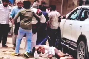 पिकअप सवार बदमाशों ने फॉर्च्यूनर को 3 बार मारी टक्कर : ट्रैवल्स एजेंसी मालिक पर लाठी से किया हमला, तीन घायल