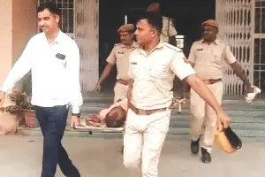 दुष्कर्म के आरोपी बाबा को स्ट्रेचर पर लेकर कोर्ट पहुंची पुलिस