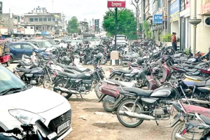 सड़क पर वाहन खड़े करने से लग रहा जाम, वाहन चालकों को रोजाना परेशानी का करना पड़ता है सामना 