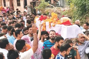 अहमदाबाद विमान हादसा : मार्बल व्यवसायी के बेटे-बेटी की अहमदाबाद में अंत्येष्टि 