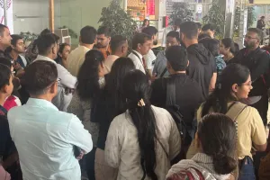 एयरपोर्ट पर हंगामा : कुल्लू जाने वाली फ्लाइट रद्द, यात्रियों में रोष 
