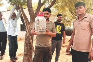 सूचना मिलते ही मौके पर तुरंत पहुंच जाते हैं : दस वर्ष से सांपों को पकड़ रहे हैं सर्प मित्र नीरज, अब नागों से दोस्ती हो गई