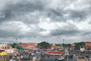 तेज बारिश का दौर, 28 जिलों में अलर्ट : तापमान में हुई गिरावट से लोगों को गर्मी से भी राहत 