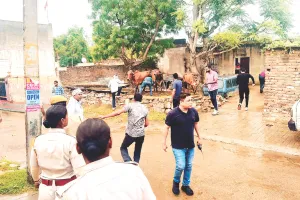 अवैध डेयरियों पर कार्रवाई, पशुपालकों ने किया विरोध