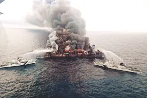 तटरक्षक बल ने 18 को बचाया : सिंगापुर के जहाज में लगी थी आग