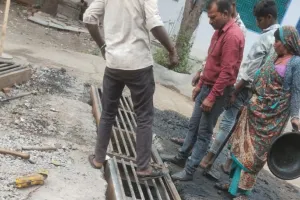 असर खबर का - कुंडला रोड पर हो रहे बड़े गड्ढे की मरम्मत का कार्य शुरू 