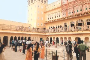 वर्ल्ड हेरिटेज मॉन्यूमेंट आमेर महल में भी दिनभर पर्यटकों की रही आवाजाही 