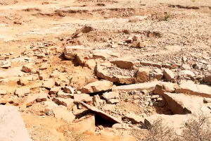 अंधेरी रात में खोखला कर रहे धरती का सीना, बिना नंबरों के सरपट दौड़ते पत्थरों से भरे ट्रैक्टर