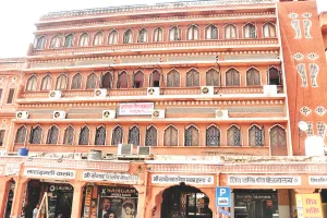 सामुदायिक भावना के भवन : चांदपोल बाजार स्थित श्रीखण्डेलवाल वैश्य भवन ट्रस्ट की धर्मशाला बाहर से आने वाले यात्रियों के रहने के लिए पहली पसन्द