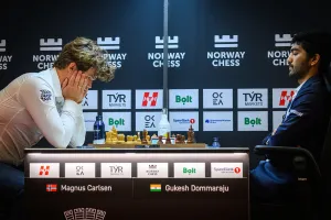 गुकेश डी ने मैग्नस कार्लसन को दी मात, टूर्नामेंट के इतिहास में विश्व नंबर 1 को हराने वाले बने दूसरे भारतीय 