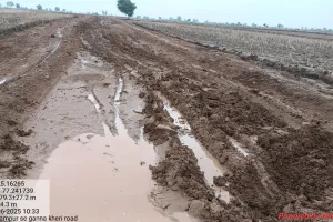पूरा नहीं हुआ बीलमपुर से गन्नाखेड़ी तक सड़क का काम, सड़क पर फैले कीचड़ व मिट्टी में फंस रहे वाहन व कृषि यंत्र