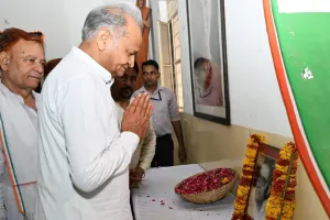 कांग्रेस ने आदित्येन्द्र और चूंडावत को अर्पित की पुष्पांजलि, कांग्रेस नेता और कार्यकर्ता रहे मौजूद