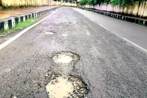  सड़कों के गड्ढों में भरा पानी, वाहन चालक फिसल रहे