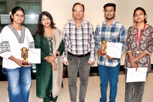 मां के प्रति अनमोल भावनाएं व्यक्त कर विद्यार्थियों ने जीते पुरस्कार