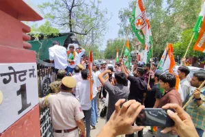 चिरंजीवी योजना शुरू करने की मांग : युवा कांग्रेस ने कलेक्ट्रेट पर किया प्रदर्शन, कलक्टर को राज्यपाल के नाम का सौंपा ज्ञापन 