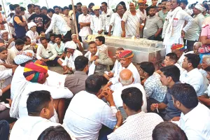 बजरी के डंपर ने व्यापारी को कुचला, गुस्साए ग्रामीण, पुलिस से हल्की झड़प