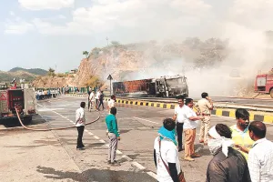 राजसमंद में देलवाड़ा थाना क्षेत्र में हादसा : तीन भारी वाहनों में भिड़ने के बाद लगी आग, जिंदा जला चालक