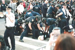 हिंसक प्रदर्शन के बाद लॉस एंजिल्स में निषेधाज्ञा