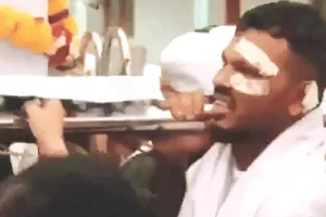 अहमदाबाद विमान क्रैश : एक मात्र जिंदा बचे यात्री विश्वास कुमार ने इसी हादसे का शिकार हुए अपने भाई को दिया कंधा