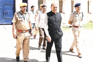 हार्डकोर अपराधियों से की मुलाकात, सुनी समस्याएं, परखी भोजन गुणवत्ता 