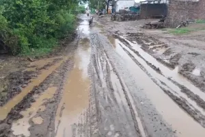 मुख्य मार्ग पर भरा पानी बन रहा मुसीबत, ग्रामीण और राहगीर हो रहे परेशान  