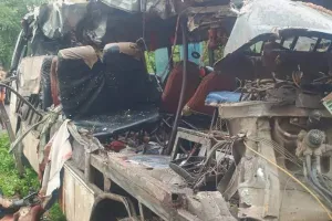 देवघर में कांवरियों की बस और गैस ट्रक की भीषण टक्कर, 6 की मौत, कई घायल