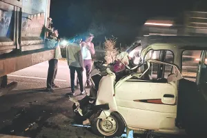 सड़क पर डम्पर से टकंराई कार : पति-पत्नी समेत तीन की मौत, सात घायल