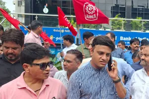 श्रम विरोधी नीतियों के खिलाफ देशव्यापी हड़ताल, बैंक कर्मचारियों ने किया प्रदर्शन