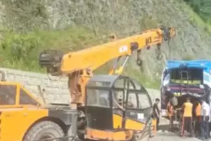 कश्मीर में ब्रेक फेल होने से वाहन अनियंत्रित : 4 बसों की टक्कर, 36 अमरनाथ तीर्थयात्री घायल