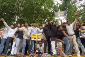 मतदाता सूची पुनरीक्षण के खिलाफ युवा कांग्रेस का प्रदर्शन : पुलिस ने बैरिकेडिंग कर के रोका, कहा- वोट चोरी की हो रही है साजिश 