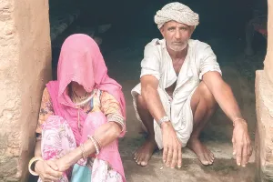 अनपढ़ होने का उठाया लाभ : वृद्ध दर दर ठोकर खाने को मजबूर, सूदखोर ने धोखे से कराई जमीन की रजिस्ट्री