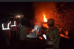 छत्तीसगढ़ में पुल से टकराई कार : स्पार्क निकलने से लगी गाड़ी में आग, 4 लोगों की जलने से मौत