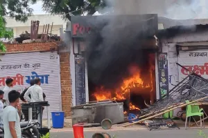 खातीपुरा रेलवे स्टेशन के सामने रेस्टोरेंट में लगी आग : बाहर तक आई लपटें, लोगों ने पानी डालकर की आग बुझाने की कोशिश 