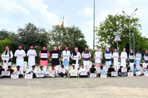 राजस्थान यूनिवर्सिटी में छात्रसंघ चुनाव की मांग को लेकर अनोखा प्रदर्शन, पूर्व छात्र नेताओं के लगाए कटआउट 