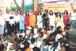 मैंगो मुस्कान कार्यक्रम का आयोजन, जरूरतमंद बच्चों में वितरित की स्टेशनरी व अन्य सामग्री