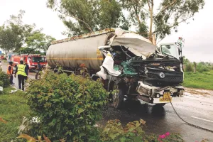 कंटेनर से भिड़ने के बाद टैंकर से गैस का रिसाव : मची खलबली, ट्रैफ़िक को डायवर्ट किया 