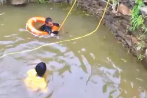 हत्यारी मां को गांव वालों ने पुलिस को सौंपा : बेटे-बेटी को कुएं में फेंका, तीसरी बच्ची ने भाग कर बचाई जान