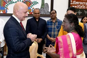 द्रौपदी मुर्मू ने देखी फिल्म ‘तन्वी : द ग्रेट’, अनुपम खेर ने इंस्टाग्राम पर स्पेशल स्क्रीनिंग की फोटोज शेयर कर कहा- हमारे लिए गर्व का पल